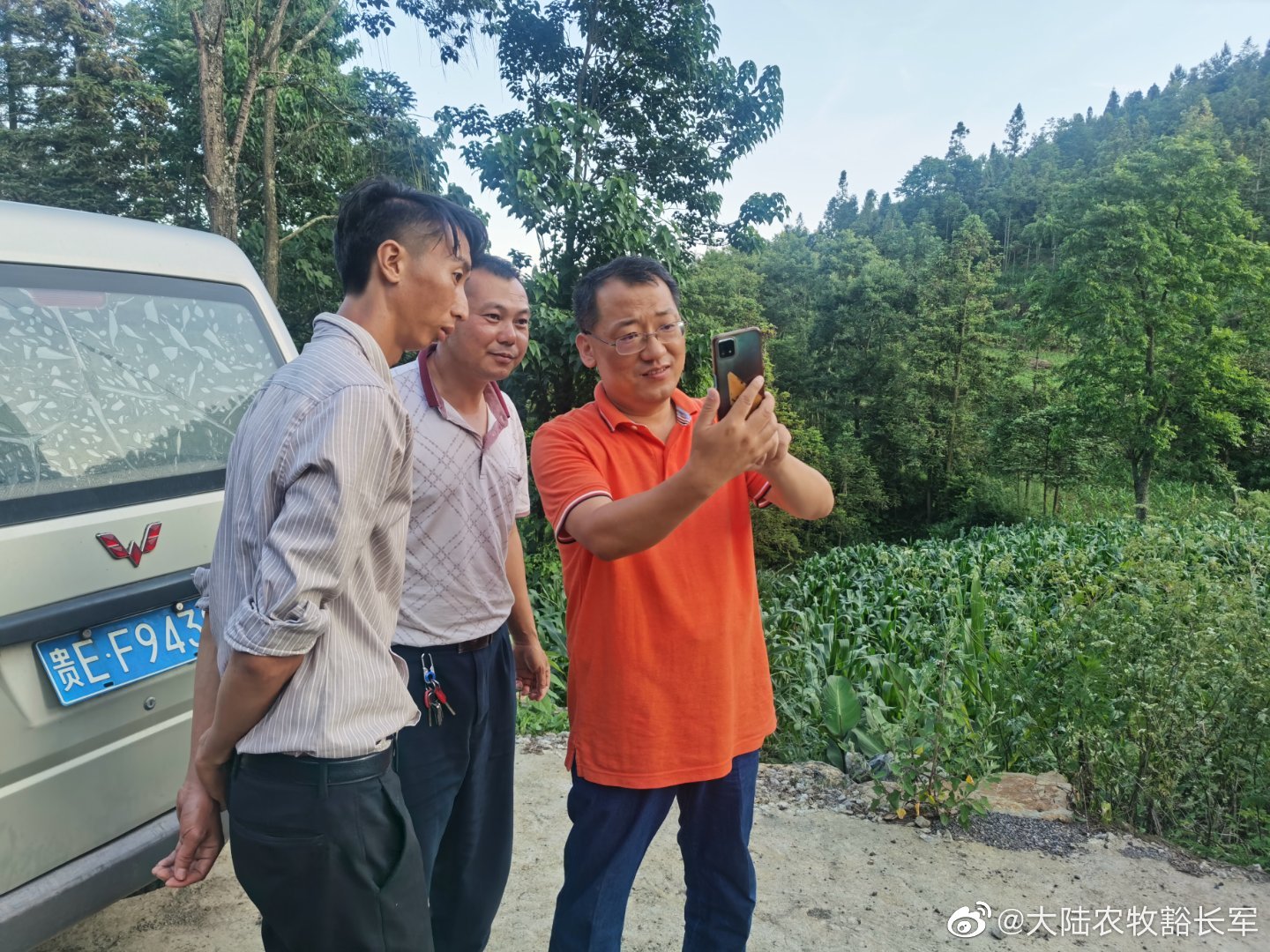 配合渠道客戶侯老板帶貨走終端，順便開展技術(shù)服務(wù)工作，堅定客戶合作信心。 .jpg